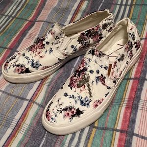 *GUC* Women’s Blowfish floral slip on sneaker size 8.5